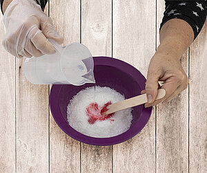 1. Streusel mit Wasser/Farbe mischen